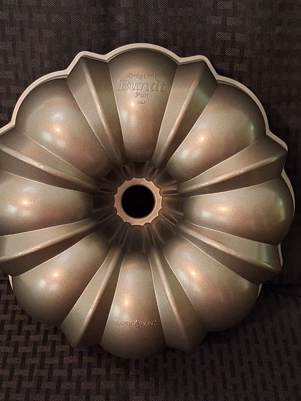 Nordic Ware Original Bundt Pan Fluted Heavy Cast Aluminum Made In USA 10”